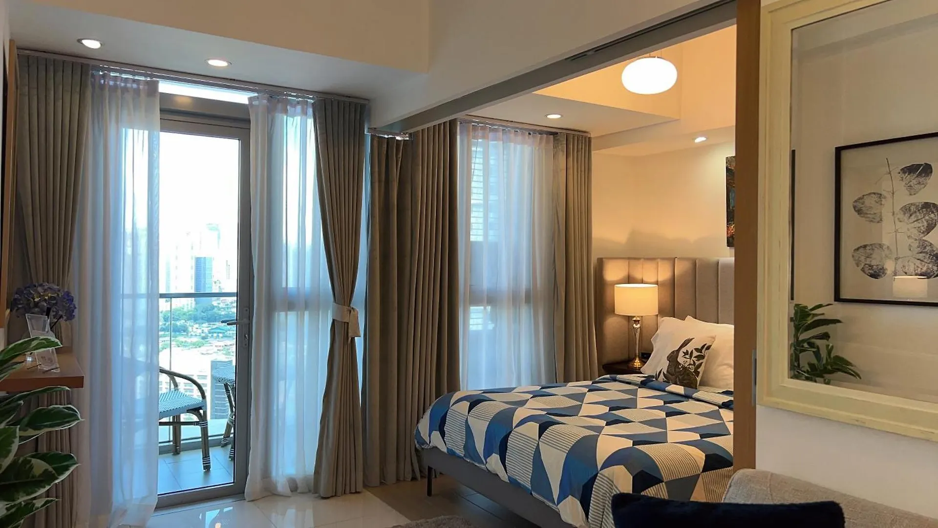 Cozy 1 Bedroom Condo In Uptown Bgc Manila 0*,  Philippines